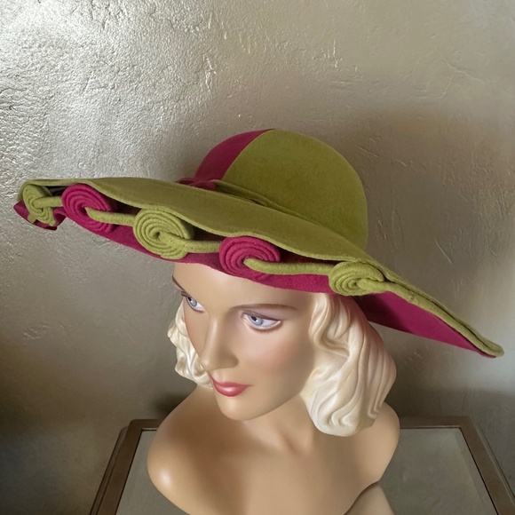 BREATHTAKING 1950s' FUCHSIA/OLIVE GREEN WIDE BRIM HAT - Picture 2 of 14